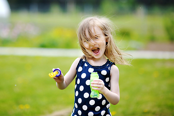 포토 JPG 해외이미지 백인 여자 딸 행복 얼굴 어린이 포즈 장난 자연 놀이 건강 한명 사람 야외 초록색 여름 머리 귀여움 거품 기쁨 육아 게임 표현 달콤 불기 만족 출발 긍정 비누 결백 천진난만 타격 해외포토 서양인 1 계절 감정 컬러 컨셉 가족 모션 신체부위 위생용품 맛 생태계 파일형식 이미지허브
