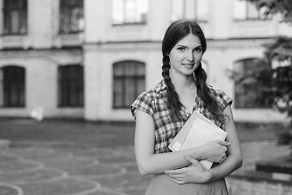 포토 JPG 해외이미지 백인 학생 라이프스타일 응시 드레스 여자 교육 셔츠 학교 한명 사람 10대 책 빨간색 스터디 청춘 치마 유행 검은색 공책 흰색 잡기 우아함 대학교 체크무늬 우크라이나 스타일 해외포토 서양인 1 시선 옷 유럽 컬러 컨셉 상의 무늬 모션 청소년 하의 문구용품 생활 학습 파일형식 이미지허브