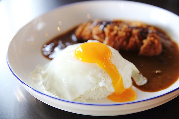 포토 JPG 해외이미지 실내 사람없음 아웃포커스 돈가스 계란프라이 카레 카레돈가스 해외포토 음식 촬영기법 내부 커틀릿 계란요리 파일형식 이미지허브