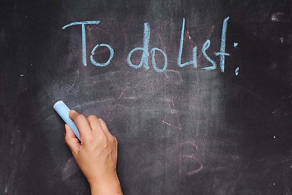 포토 JPG 해외이미지 손 들기 신체부위 칠판 기록 잡기 목표 계획 분필 리스트 실천 투두리스트 해외포토 컨셉 모션 사람 초크 파일형식 이미지허브