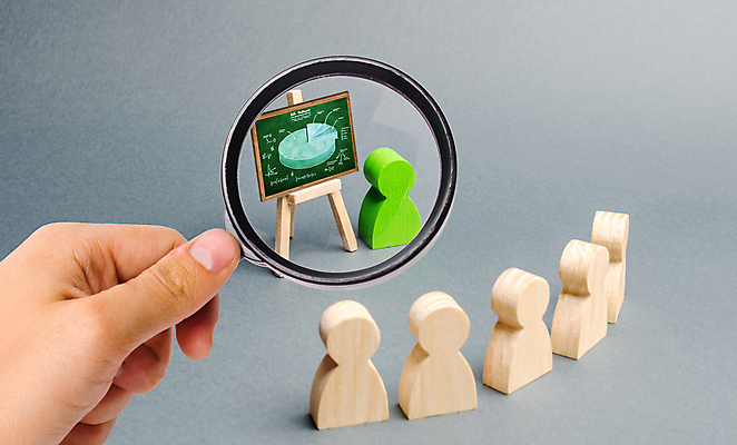 포토 JPG 해외이미지 손 교육 회색배경 돋보기 실내 들기 신체부위 칠판 관찰 말_게임 발표 확대 해외포토 백그라운드 모션 사람 내부 회색 게임 파일형식 이미지허브