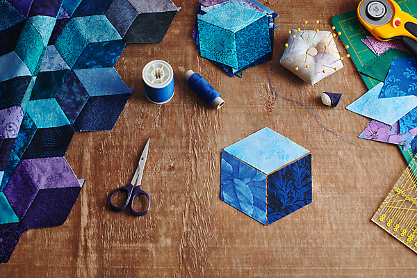 포토 JPG 해외이미지 조각 백그라운드 패턴 장신구 자 취미 사람없음 매트 공구 직물 면 칼날 실 바느질 자르기 큐브 오브젝트 질감 다이아몬드 마름모 실타래 골무 커터 퀼트 핸드메이드 해외포토 도형 무늬 모션 문구용품 도구 보석 파일형식 이미지허브