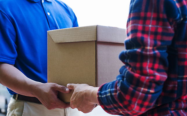 포토 JPG 해외이미지 직업 남자 행복 산업 컨셉 유니폼 회사 비즈니스 교통시설 모션 노동자 주택 사람 사람없음 상자 화물 잡기 업무 배달원 종업원 승합차 서비스 문서 패키지 수납 질서 판지 고용 분배 수입 세관 해외포토 옷 감정 교통 승용차 건물 구직 운송업 예절 작업 시설 채용 파일형식 관세청 이미지허브