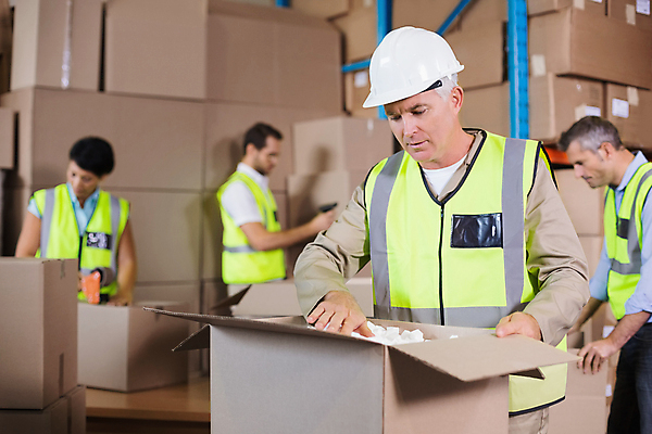 포토 JPG 해외이미지 백인 여자 남자 40대 중년 50대 포장 노동자 실내 여러명 상반신 20대 성인 앞모습 옆모습 아웃포커스 30대 상자 작업 안전모 집중 확인 물류창고 해외포토 서양인 직업 뷰포인트 다수 컨셉 촬영기법 사람 청년 내부 장년 헬멧 안전장비 창고 파일형식 이미지허브