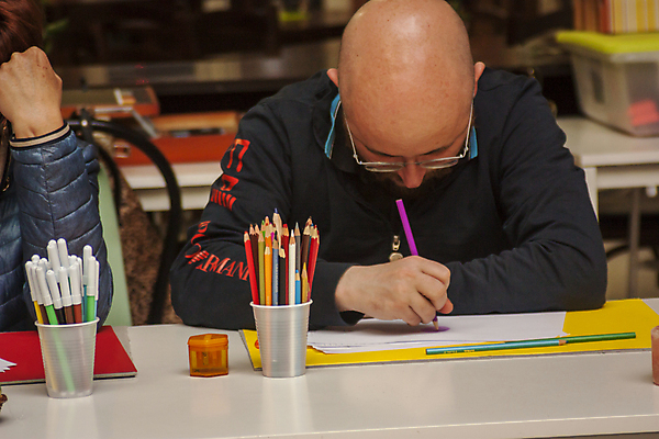 포토 JPG 해외이미지 남자 색연필 실내 한명 들기 상반신 성인 앞모습 그리기 집중 성인남자한명만 해외포토 1 뷰포인트 컨셉 모션 학용품 사람 내부 남자한명만 성인남자만 파일형식 이미지허브