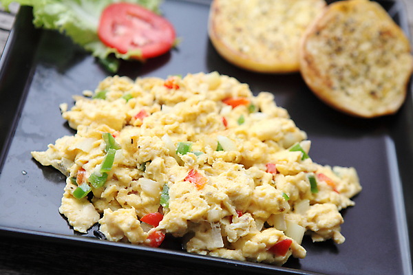 포토 JPG 해외이미지 접시 빵 실내 사람없음 아웃포커스 아침식사 스크램블 해외포토 식기 음식 촬영기법 내부 식사 계란요리 파일형식 이미지허브