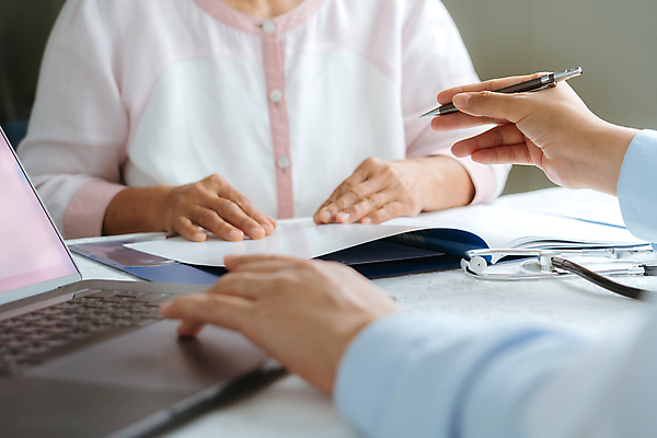 포토 JPG 해외이미지 직업 학생 여자 상의 비즈니스 청진기 직장 건강 병원 한명 치료 약 진료 시험 환자 의사 정보 업무 도움 수비 고객 연습 컨설턴트 서식 처방 방문 테라피 보험 돌봄 서류판 접수 주목 체크리스트 치료사 헬프 해외포토 1 옷 교육 컨셉 회사 의학 의료기기 모션 사람 뷰티 사무용품 의료진 작업 전문직 상담 파일형식 이미지허브