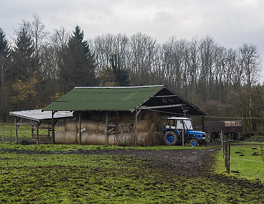 포토 JPG 해외이미지 나무 밭 농업 공 자연 풍경 사람없음 야외 건물 파란색 농장 농경지 노란색 쌓기 마을 기계 목장 장비 수확 가을 시골 바퀴 볏짚 땅 부식 롤 마차 트랙터 뭉치 밀짚 헛간 내추럴 외양간 밭일 옛날 카피스페이스 세련 해외포토 식물 건축물 계절 산업 교통수단 컬러 모션 공백 짚 농기계 생태계 저장고 특수차량 파일형식 이미지허브