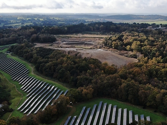 포토 JPG 해외이미지 산업 영국 잉글랜드 안테나 사람없음 초록색 태양 농장 재활용 시골 생태계 패널 드론 섞기 채석 추출 흉터 해외포토 자연요소 유럽 컬러 농업 통신 상처 친환경 파일형식 이미지허브