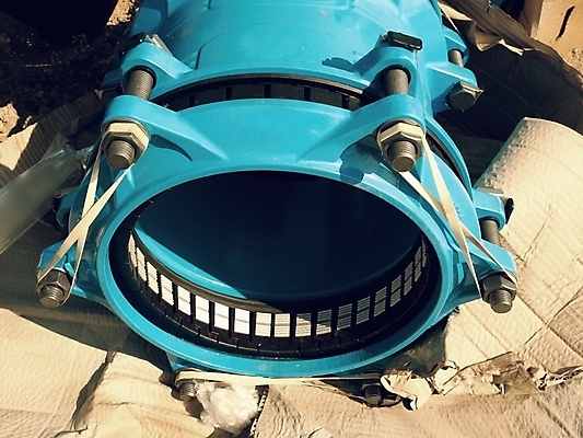 포토 JPG 해외이미지 산업 집게 사람없음 금속 스트레칭 장비 덮개 나사 구멍 연결 묘사 서비스 전염 도끼 점토 그런지 압력 철강 파이프라인 해외포토 재질 운동 뚜껑 공구 질병 파이프_관 감염 파일형식 이미지허브