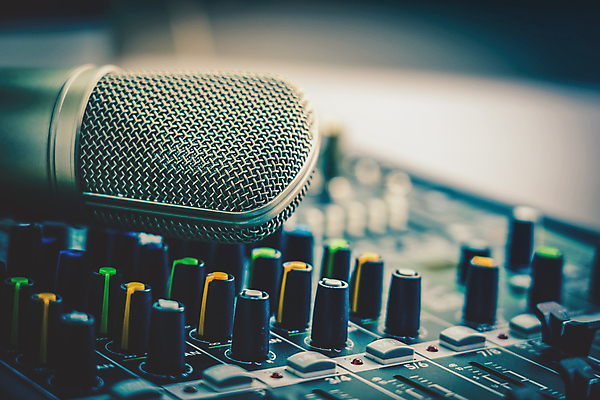 포토 JPG 해외이미지 직업 손 교육 산업 음악 백그라운드 놀이 사람없음 디지털 텔레비전 기계 소리 콘서트 장비 기술자 엔지니어 뉴스 미끄럼틀 혼합 계산대 믹서 마이크 라디오 오디오 방송 조절 위로 섞기 제어 채널 프로듀서 플레이어 해외포토 음향기기 문화예술 신체부위 전자제품 공연 놀이기구 파일형식 이미지허브