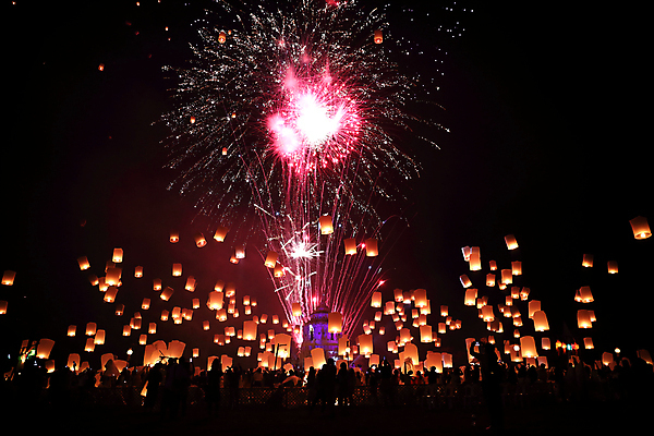 포토 JPG 해외이미지 폭죽 불꽃놀이 사람없음 야외 빛 야간 풍등 풍등날리기 풍등놀이 풍등행사 풍등축제 해외포토 자연요소 놀이 조명 이벤트 등축제 파일형식 이미지허브