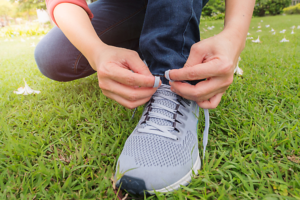 포토 JPG 해외이미지 주간 라이프스타일 손 남자 운동화 한명 잔디 성인 야외 운동 건강관리 하반신 잡기 무릎꿇기 준비 웅크림 신발끈묶기 운동화끈 성인남자한명만 해외포토 자연요소 식물 1 신발 모션 건강 관리 사람 생활 신체부위 끈 묶기 신발끈 남자한명만 성인남자만 파일형식 이미지허브