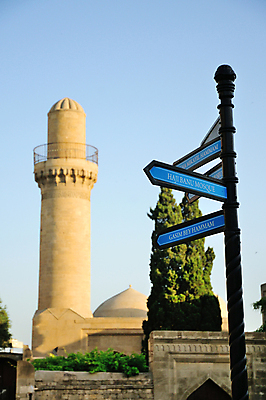 포토 JPG 해외이미지 나무 도로 벽 지도 건축양식 하늘 휴식 화살 거리 사람없음 초록색 파란색 산책 기둥 성 역사 모스크 대문 서명 아제르바이잔 옛날 해외포토 식물 건축물 건축 나라 길 컬러 컨셉 교통시설 문 이슬람교 파일형식 이미지허브