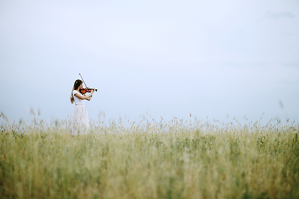 포토 JPG 해외이미지 주간 여자 연주 자연 한명 성인 야외 바이올린 바이올리니스트 성인여자한명만 해외포토 자연요소 1 음악 현악기 사람 연주자 생태계 여자한명만 성인여자만 파일형식 이미지허브