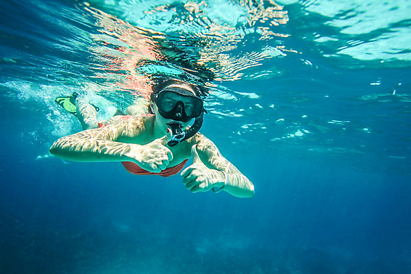 포토 JPG 해외이미지 라이프스타일 여자 얼굴 스포츠 바다 섬 하늘색 자연 수업 휴가 고글 갈색머리 어류 가면 한명 물 여름 파란색 강사 수중 수영 스노클링 산호 잠수부 다이빙 지느러미 암초 석호 깊이 터키석 해외포토 자연요소 직업 1 헤어스타일 계절 교육 컬러 사람 생활 신체부위 수중동물 수상스포츠 자포동물 전문직 보석 생태계 수중스포츠 파일형식 이미지허브