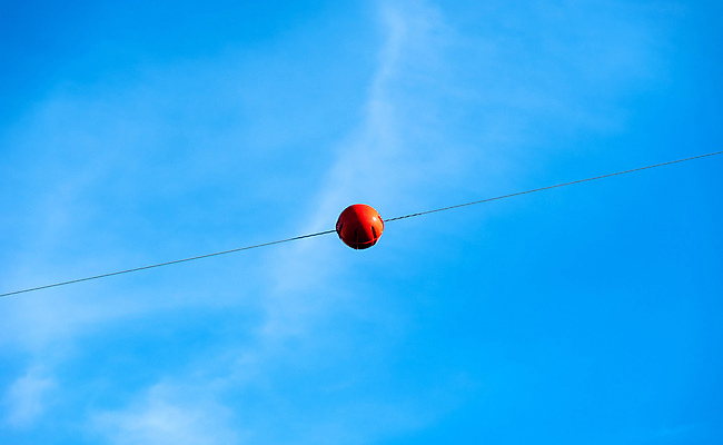 포토 JPG 해외이미지 선 무늬 공 표시 하늘 안테나 그림자 경고 안전 사람없음 야외 빨간색 파란색 힘 원형 위험 사인 신호 머리위 전염 철사 경보 여의주 전압 주목 해외포토 도형 컬러 컨셉 통신 질병 감염 파일형식 이미지허브