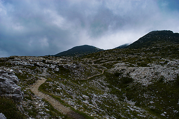 포토 JPG 해외이미지 나무 구름 공원 길 여행 백그라운드 자연 하늘 산 풍경 사람없음 야외 목재 초록색 여름 파란색 걷기 우주 환경 계곡 이탈리아 트래킹 하이킹 소나무 숲 알프스 암초 내추럴 그리너리 해외포토 자연요소 식물 계절 공공시설 유럽 컬러 재료 모션 레저 생태계 파일형식 트랜드컬러 이미지허브