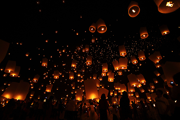 포토 JPG 해외이미지 실루엣 사람없음 야외 빛 야간 풍등 풍등날리기 풍등놀이 풍등행사 풍등축제 해외포토 자연요소 놀이 조명 촬영기법 이벤트 등축제 파일형식 이미지허브