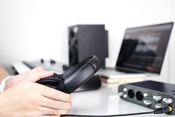 포토 JPG 해외이미지 직업 손 산업 음악 백그라운드 놀이 사람 사람없음 컴퓨터 파티 헤드폰 소리 콘서트 음악가 방 장비 엔지니어 믹서 DJ 라디오 전자 오디오 스테레오 위로 섞기 프로듀서 해외포토 음향기기 문화예술 이벤트 신체부위 전자제품 공연 기술자 파일형식 이미지허브