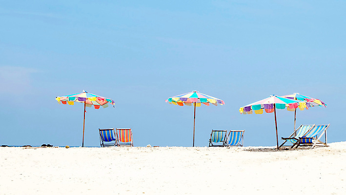 포토 JPG 해외이미지 라이프스타일 모래 섬 의자 우산 하늘 휴가 휴식 사람없음 컬러풀 선탠 휴양지 푸켓 수평선 해외포토 컬러 가구 컨셉 태국 생활 장소 파일형식 이미지허브