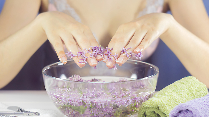 포토 JPG 해외이미지 손 꽃 관리 신체부위 물 수건 스파 화려 소중 아로마테라피 해외포토 자연요소 식물 컨셉 사람 위생용품 테라피 파일형식 이미지허브