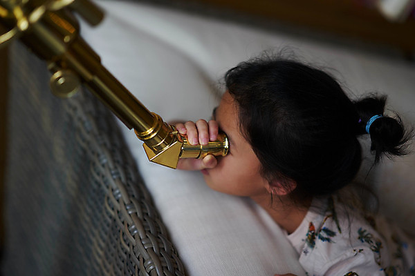포토 JPG 해외이미지 응시 여자 교육 행복 유럽 별 어린이 과학 여행 백그라운드 학교 상상 자연 놀이 하늘 미래 한명 사람 책 빛 망원경 흰색 아기 역사 야간 검색 호기심 조경 천문학 삼각대 고립 밀라노 해외포토 자연요소 1 시선 감정 나라 컬러 컨셉 이탈리아 생태계 파일형식 이미지허브
