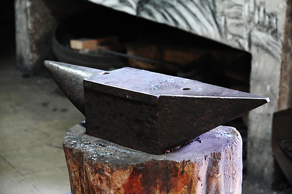 포토 JPG 해외이미지 직업 전통 산업 모션 불꽃 기술 사람없음 빨간색 상점 금속 장비 골동품 공구 업무 뜨거움 작업실 칼 제조 상품 망치 모닥불 철 복고 만들기 무거움 빛망울 고체 광 구식 대장장이 옛날 조작 철강 회복 해외포토 컬러 컨셉 재질 불 빛 도구 작업 무게 파일형식 이미지허브