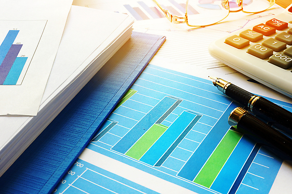 포토 JPG 해외이미지 종이 컨셉 돈 비즈니스 통계 탁자 그래프 사람없음 금융 경제 사무실 펜 자료 정보 시장 주식 분석 무역 보고서 문서 투자 상업 회계 경영 해외포토 산업 가구 필기구 재산 파일형식 이미지허브