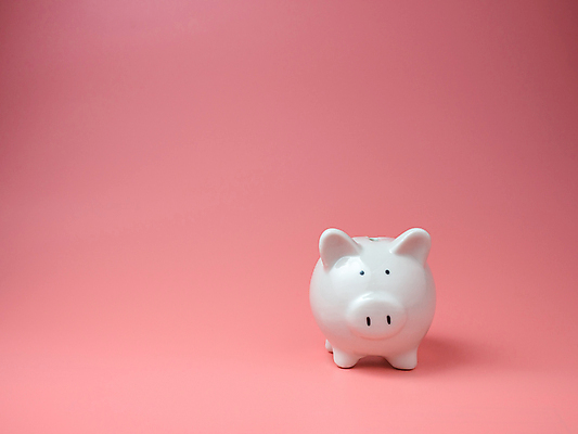 포토 JPG 해외이미지 디자인 행복 분홍색 백그라운드 컨셉 돈 비즈니스 탁자 미래 아이디어 미소 사람없음 옆모습 금융 경제 빛 우주 동전 저축 돼지저금통 성장 흰색 재산 은퇴 심볼 싱글 투자 대출 계좌 고립 골 삽입 세금 수입 연금 자금 투자자 해외포토 감정 뷰포인트 컬러 가구 표정 저금통 파일형식 이미지허브