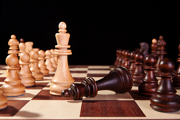 포토 JPG 해외이미지 조각 모션 놀이 탁자 성공 경기 사람없음 목재 검은색 힘 경쟁 도전 게임 흰색 우승 체스말 체스 계획 왕 싸움 패배 체스판 육군 전략 장군 승자 필승 힘찬 해외포토 나무 직업 스포츠 컬러 가구 컨셉 재료 군대 최고 말_게임 파일형식 이미지허브