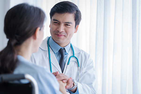 포토 JPG 해외이미지 백인 직업 응시 여자 남자 통신 청진기 건강 병원 실험 대화 설명 사람 앉기 두명 치료 파란색 사무실 약 듣기 시험 환자 의사 흰색 도움 질병 책상 방문 돌봄 헬프 해외포토 서양인 시선 교육 컬러 가구 컨셉 비즈니스 의학 의료기기 모션 말하기 의료진 파일형식 이미지허브