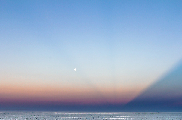 포토 JPG 해외이미지 바다 여행 백그라운드 오렌지 자연 하늘 아침 날씨 추상 풍경 사람없음 물 파란색 빛 햇빛 태양 반사 일출 맑음 황혼 일몰 새벽 광선 저녁 심볼 피라미드 반대 빛망울 수평선 해외포토 주간 자연요소 건축물 컬러 무늬 과일 노을 야간 생태계 랜드마크 파일형식 이미지허브