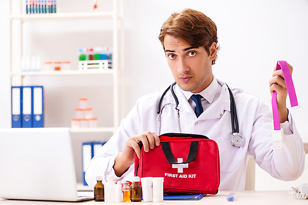 포토 JPG 해외이미지 응시 남자 실내 한명 들기 상반신 성인 앞모습 의사 의료용품 구급상자 성인남자한명만 해외포토 1 시선 뷰포인트 의료기기 모션 사람 내부 의료진 남자한명만 성인남자만 파일형식 이미지허브