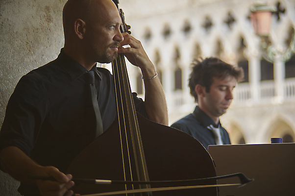 포토 JPG 해외이미지 전통 유럽 음악 섬 여행 건축양식 놀이 거리 미술 사람 여러명 야외 두명 건물 컬러풀 축제 소리 이탈리아 콘서트 공연 기쁨 연주자 음악가 기구 기타 도시 악단 그룹 바이올린 정사각형 예술가 베네치아 기타리스트 석호 뮤지컬 옛날 해외포토 도형 직업 건축물 건축 감정 나라 컬러 다수 현악기 문화예술 이벤트 파일형식 이미지허브