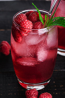 포토 JPG 해외이미지 잔 빨대 사람없음 빨간색 얼음 달콤 시원함 허브 산딸기 에이드 나무배경 해외포토 자연요소 식물 식기 음료 컬러 백그라운드 과일 맛 파일형식 이미지허브