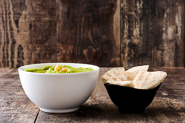 포토 JPG 해외이미지 그릇 실내 사람없음 아보카도 병아리콩 중동음식 피타 나무배경 훔무스 해외포토 식기 음식 빵 백그라운드 과일 콩 내부 파일형식 이미지허브