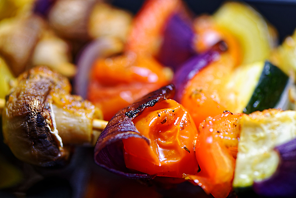 포토 JPG 해외이미지 접시 음식 토마토 채소 방울토마토 양파 건강 마늘 요리 사람없음 초록색 컬러풀 소풍 식사 저녁식사 버섯 신선 막대기 꼬치 맛 그릴 바비큐 굽기 날것 후추 건강식 점심식사 케밥 절임 주키니 채식주의자 비건 비건음식 해외포토 식기 컬러 컨셉 주방용품 야외활동 구이 향신료 채식 파일형식 이미지허브