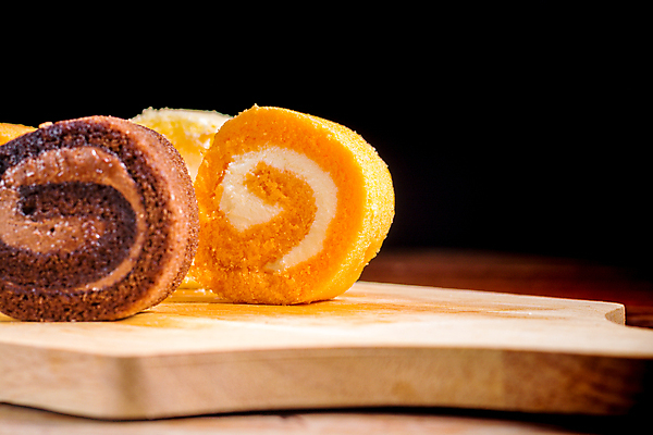 포토 JPG 해외이미지 전통 접시 음식 조각 백그라운드 크리스마스 오렌지 탁자 아침 디저트 나선형 요리 사람없음 목재 갈색 케이크 주방 초콜릿 검은색 축제 식사 빵집 우유 흰색 신선 원형 달콤 맛 아침식사 설탕 자르기 먹기 크림 롤 부드러움 버터 코코아 스펀지 점심식사 바닐라 페스츄리 핸드메이드 해외포토 주간 도형 나무 식기 기념일 음료 빵 컬러 가구 컨셉 무늬 과일 재료 모션 유제품 상점 감각 파일형식 이미지허브