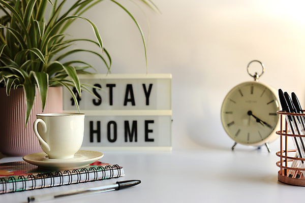 포토 JPG 해외이미지 직업 라이프스타일 디자인 교육 커피 백그라운드 컨셉 비즈니스 통신 탁자 직장 사람없음 내부 컵 스터디 사무실 건강관리 모니터 방 흰색 업무 작업실 바이러스 보호 책상 사인 멀리 전염병 프리랜서 해외포토 식기 음료 컬러 가구 회사 건강 관리 생활 학습 컴퓨터 작업 질병 파일형식 이미지허브