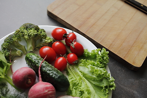 포토 JPG 해외이미지 접시 방울토마토 오이 실내 요리 사람없음 상추 브로콜리 허브 건강식 나무도마 적환무 해외포토 식물 식기 음식 토마토 채소 도마 내부 목재 무 파일형식 이미지허브