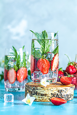 포토 JPG 해외이미지 라이프스타일 열매 음료 조각 잎 다이어트 과일 유리 딸기 디저트 건강 사람없음 빨간색 초록색 물 여름 얼음 어둠 주스 봄 추위 신선 칵테일 뜨거움 항아리 액체 맛 씻기 민트 허브 상쾌 유기농 날것 아로마 산딸기 숙성 스무디 디톡스 해외포토 자연요소 식물 웰빙 계절 감정 음식 컬러 컨셉 재질 주류 생활 청결 도자기 파일형식 이미지허브