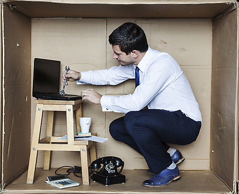 포토 JPG 해외이미지 전신 백인 남자 사다리 한명 성인 옆모습 노트북 상자 사무실 업무 비즈니스맨 갇힘 답답함 성인남자한명만 해외포토 서양인 1 뷰포인트 비즈니스 모션 사람 전자제품 도구 작업 직장인 감각 남자한명만 성인남자만 파일형식 이미지허브