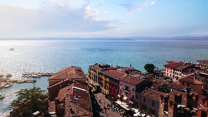 포토 JPG 해외이미지 유럽 호수 여행 건축양식 자연 하늘 지붕 휴가 주택 파노라마 풍경 사람없음 건물 물 여름 마을 축제 일몰 이탈리아 도시 중세 역사 지중해 타일 타운 해외포토 자연요소 건축물 계절 건축 나라 바다 촬영기법 노을 생태계 파일형식 이미지허브