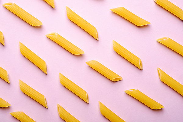 포토 JPG 해외이미지 사람없음 일렬 대각선 펜네 분홍색배경 해외포토 선 분홍색 백그라운드 파스타 파일형식 이미지허브