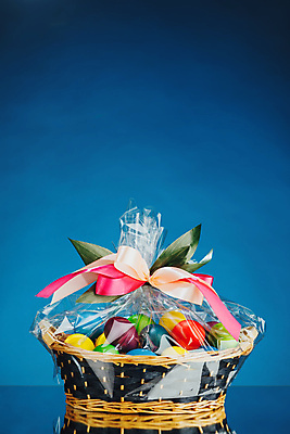 포토 JPG 해외이미지 리본 음식 백그라운드 가방 포장 휴가 부활절 선물 사람없음 목재 장식 빨간색 초록색 파란색 빛 반짝임 컬러풀 갈색 노란색 바구니 보라색 축제 치킨 봄 껍질 축하 인사 투명 플라스틱 오브젝트 활 패키지 구성 등나무 많음 카피스페이스 해외포토 나무 잡화 계절 기념일 컬러 컨셉 재료 모션 재질 공백 예절 닭고기요리 파일형식 이미지허브