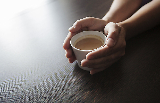 포토 JPG 해외이미지 손 커피 음료 휴식 실내 관리 한명 사람 인종 성인 사람없음 신체부위 컵 가로 카페 신선 잡기 뜨거움 커피잔 고객 크림 카푸치노 라떼 카페인 성인만 해외포토 1 식기 컨셉 모션 잔 내부 상점 파일형식 이미지허브