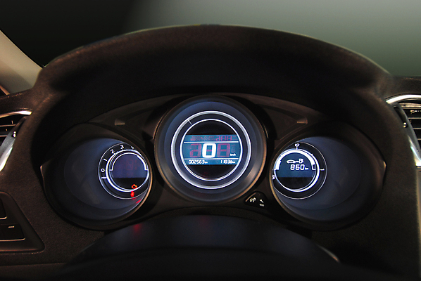 포토 JPG 해외이미지 디자인 도로 스포츠 포즈 백그라운드 교통시설 자동차 사람없음 빨간색 빛 달리기 숫자 검은색 힘 경쟁 운전 기구 판넬 바 휘발유 계산대 측정 사인 속도 연료 온도 다이얼 엔진 계량기 모터 계기판 속도계 자동 제어 충고 한계 해외포토 문자 길 육상교통 컬러 교통 컨셉 모션 석유 시설 파일형식 이미지허브