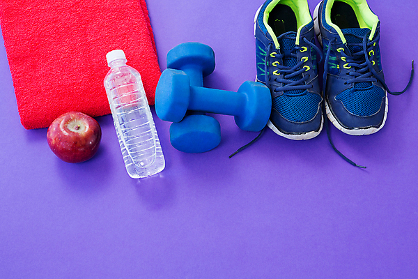 포토 JPG 해외이미지 스튜디오촬영 라이프스타일 운동화 건강 사람없음 수건 운동 아령 물병 보라색배경 해외포토 백그라운드 신발 실내 생활 위생용품 보라색 물통 파일형식 이미지허브