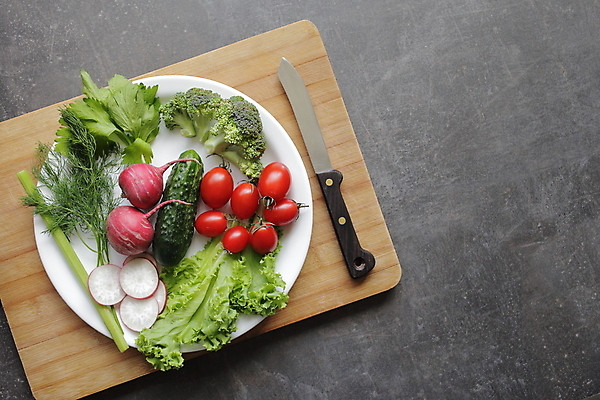 포토 JPG 해외이미지 접시 식재료 방울토마토 오이 실내 사람없음 칼 상추 브로콜리 허브 건강식 나무도마 적환무 해외포토 식물 식기 음식 토마토 채소 도마 내부 목재 무 파일형식 이미지허브